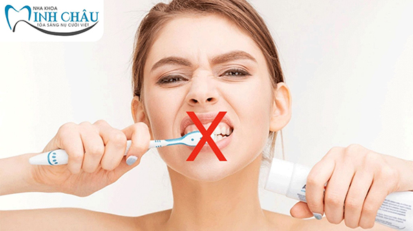 Chăm sóc vệ sinh răng miệng chưa đúng khiến niềng răng xong vẫn xấu